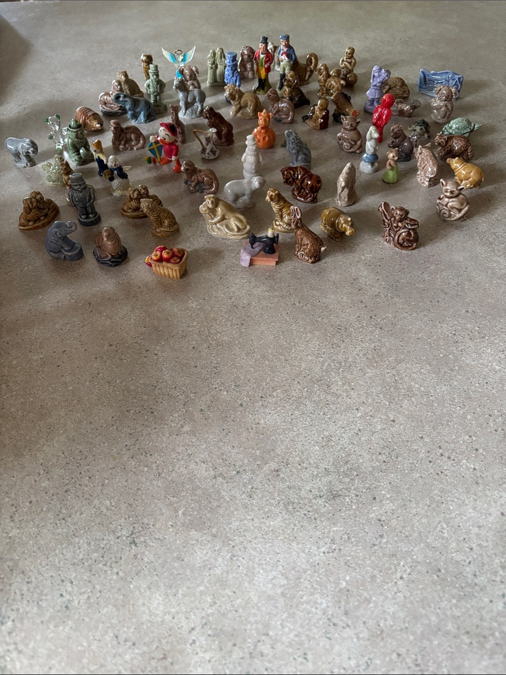 Assorted mostly wade miniatures over 70 pieces cleaning out, great deal resale
